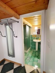 uma casa de banho com um chuveiro e um lavatório. em Pantalica Rooms Affittacamere em Sortino