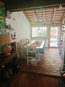 salon ze stołem i kanapą w obiekcie Villa Sabry w mieście Turriaco