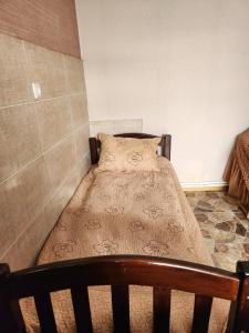 een kleine slaapkamer met een bed in een kamer bij Guesthouse TTT-1 in Tbilisi City