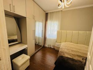 sypialnia z łóżkiem i dużym oknem w obiekcie Ios Guest House w Kobuleti