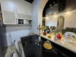 kuchnia z blatem i salon w obiekcie Ios Guest House w Kobuleti