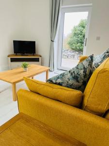 Posezení v ubytování Private apartment ONE on Lough Corrib, Oughterard