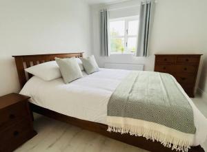 Postel nebo postele na pokoji v ubytování Private apartment ONE on Lough Corrib, Oughterard