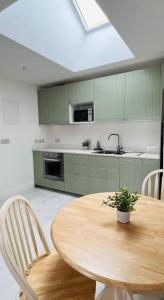 cocina con mesa de madera y fregadero en Private apartment ONE on Lough Corrib, Oughterard en Galway