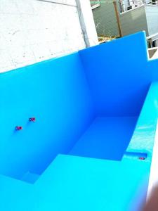白浜町にあるまるごと貸切別荘　全部屋海を眺める炭火BBQ 温水プール付き　白良浜車3分、千畳敷、三段壁徒歩圏の青いテーブル