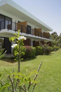 uma casa com um jardim verde com uma flor branca em KEPARANGA em Sali Poulang