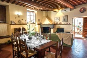 een eetkamer met een tafel en een open haard bij Ferienwohnung für 5 Personen ca 75 qm in Massa e Cozzile, Toskana Provinz Pistoia in Massa e Cozzile