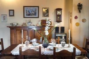 een eettafel met een vaas met bloemen erop bij Ferienwohnung für 5 Personen ca 75 qm in Massa e Cozzile, Toskana Provinz Pistoia in Massa e Cozzile