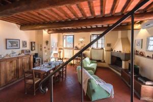 een grote woonkamer met een tafel en stoelen bij Ferienwohnung für 5 Personen ca 75 qm in Massa e Cozzile, Toskana Provinz Pistoia in Massa e Cozzile