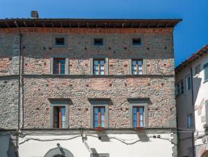 een bakstenen gebouw met zes ramen erop bij Ferienwohnung für 5 Personen ca 75 qm in Massa e Cozzile, Toskana Provinz Pistoia in Massa e Cozzile