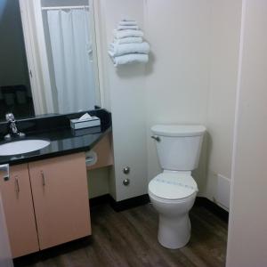 y baño con aseo y lavamanos. en Residence & Conference Centre - Oakville en Oakville