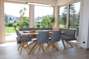 comedor con mesa de madera y sillas en Villa am Red Bull Ring, en Knittelfeld