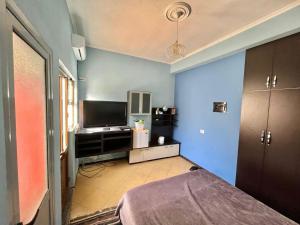 RENT ROOM -RENI - في Librazhd: غرفة زرقاء مع سرير وتلفزيون