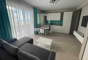 una sala de estar con un sofá y una mesa en Second Apartment, en Tulcea