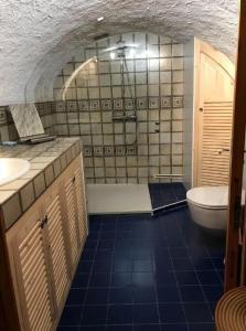 ein Badezimmer mit einem WC, einem Waschbecken und einer Badewanne in der Unterkunft Le Pigeonnier Ardéchois in Saint-Julien-du-Gua