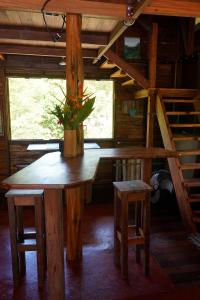 einem Holztisch mit einer Pflanze darauf in einer Hütte in der Unterkunft Chalet at the river's edge in Dos Brazos