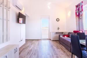 Televízia a/alebo spoločenská miestnosť v ubytovaní Ferienwohnung für 6 Personen ca 63 qm in Medulin, Istrien Südküste von Istrien