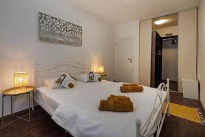 um quarto com uma cama branca com duas almofadas em Ferienwohnung für 4 Personen ca 65 qm in Njivice, Kvarner Bucht Krk em Njivice