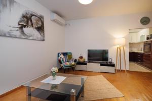 ein Wohnzimmer mit einem Couchtisch und einer Küche in der Unterkunft Ferienwohnung für 4 Personen ca 65 m in Njivice, Kvarner Bucht Krk in Njivice
