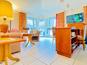 a living room with a couch and a table at Residenz Bleichröder - Ferienwohnung Charlotte in Heringsdorf