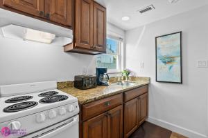 een keuken met een fornuis en een wastafel bij Siesta Key Village and Beach Walkable, Condo with Private Porch in Siesta Key