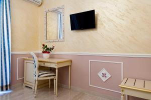 TV a/nebo společenská místnost v ubytování Nouvel Hotel Des Bains