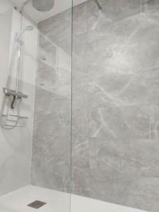 W łazience znajduje się prysznic ze szklanymi drzwiami. w obiekcie Benidorm playa poniente w mieście Benidorm