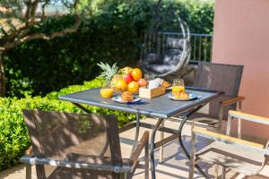 een tafel met een fruitschaal erop bij Happy Point in Krk