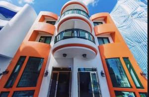 O edifício em que a hospedagem domiciliar se localiza
