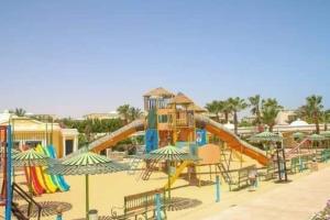 um parque infantil com um escorrega aquático num parque em ميراج باي (شاليه) em Hurghada
