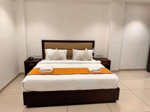 Een bed of bedden in een kamer bij Luxe Hotel Thekkady