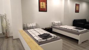 Un pat sau paturi într-o cameră la Maye Oberhausen City Deluxe - 1