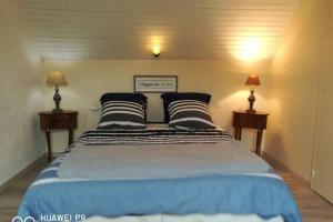 Ένα ή περισσότερα κρεβάτια σε δωμάτιο στο Gite de Pennenez