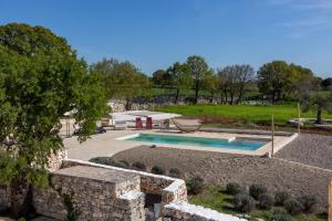 Bazén v ubytování Trullo Dimora Podere Papilio nebo v jeho okolí