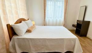 sypialnia z łóżkiem z białą pościelą i oknem w obiekcie Charming Villa with Private Pool w mieście La Rotraite