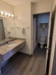 ein Bad mit einem Waschbecken und einem WC in der Unterkunft Econo Lodge Las Vegas in Las Vegas