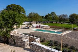 Bazén v ubytování Trullo Dimora Podere Papilio nebo v jeho okolí