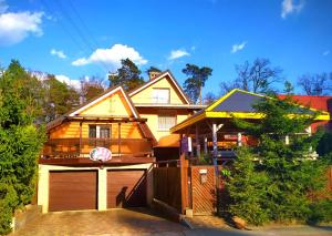 a house with a gate and a garage at Noclegi Relax in Ruciane-Nida