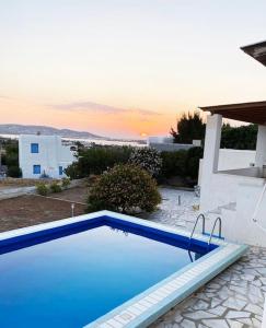 una grande piscina blu davanti a una casa di Villa Manios Glisidia sea view a Kampos Paros Altre 23 foto