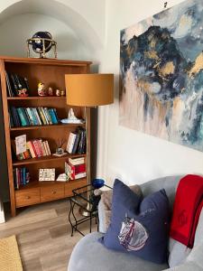 een woonkamer met een bank en een boekenplank bij Belmont Gem in Knaresborough
