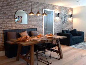 una mesa con comida en la sala de estar en Pass the Keys Apartment 2 Old Conservative Club in Historic Town, en Caernarfon