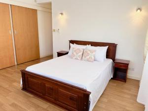 una camera da letto con un grande letto con lenzuola e cuscini bianchi di Charming Villa with Private Pool a La Rotraite