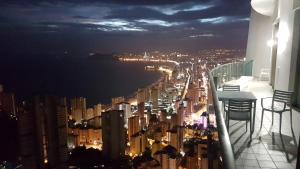 ベニドルムにあるDeluxe Penthouse on the 42nd floor with amazing sea viewsの建物からの夜の街並み