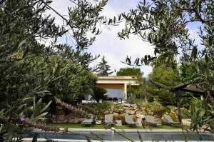 vistas a la casa desde el jardín en Villa de standing chambres climatisées avec piscine et jardin privatifs, en Biot