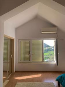 Natalia's House Surrel Villa في تيرانا: غرفة معيشة مع نافذة كبيرة مطلة