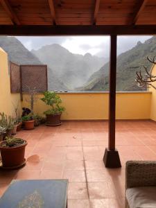 einen Balkon mit Bergblick in der Unterkunft Casa Mochi in La Laguna