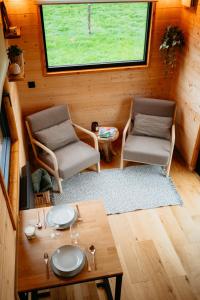 a living room with two chairs and a table at Berta Tiny house in Verlaine