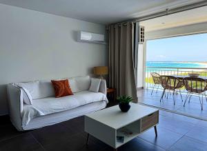 Posezení v ubytování Top floor unit 520 ft2 - 48 m2 with stunning dominant view on ocean, St Barth, Orient Bay