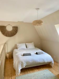 1 dormitorio con 1 cama blanca grande y 2 almohadas en Agora Logement à 100 m de la plage, en Wimereux
