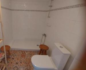 bagno con servizi igienici bianchi in camera di Casa dos Marias a Elvas